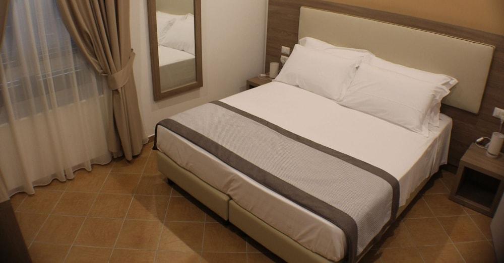 Hotiday Room Collection - Napoli Residenza Scarlatti Екстериор снимка